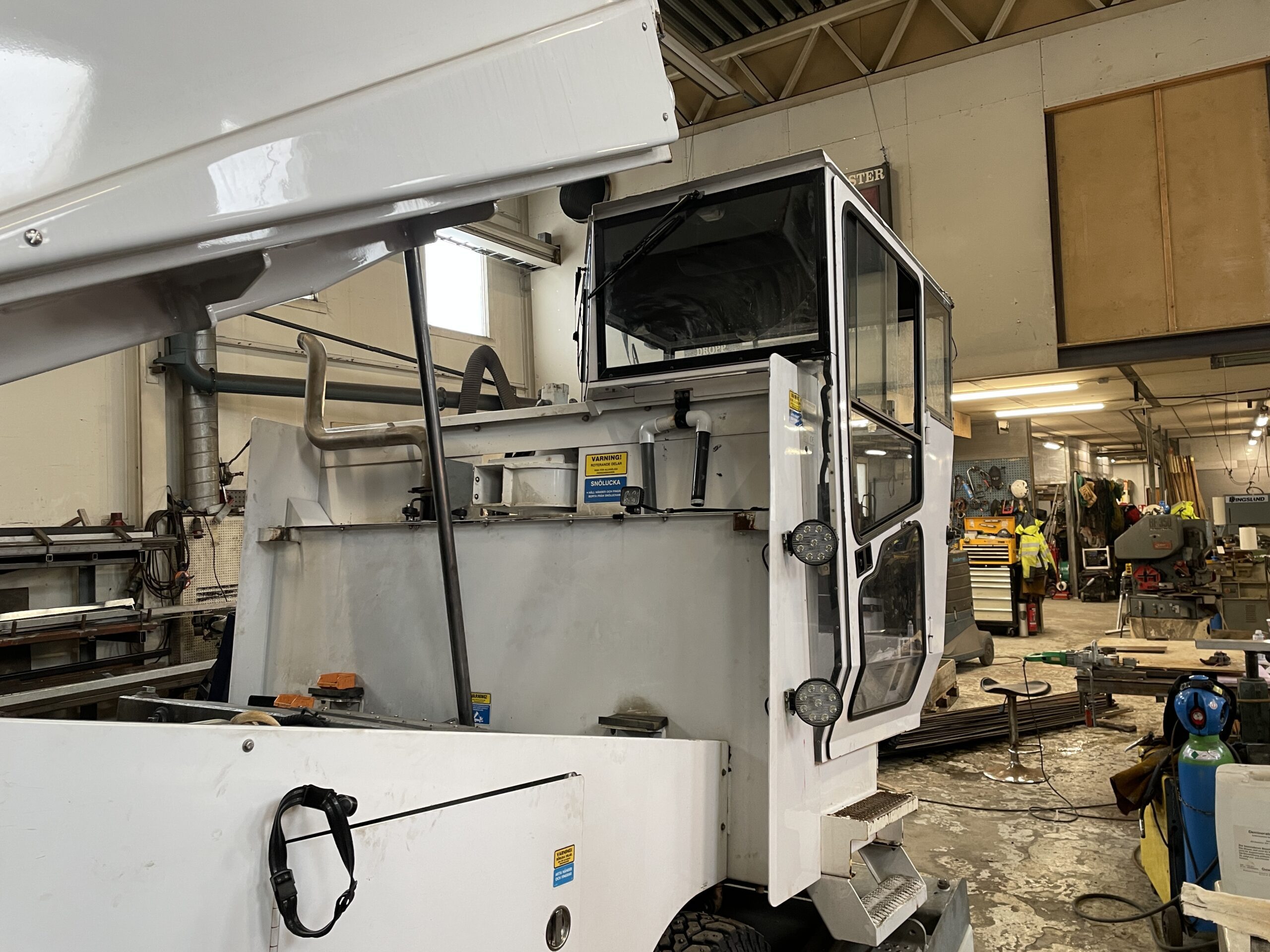 Service på ismaskin i verksted